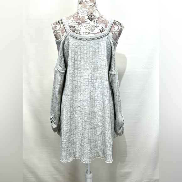 UMGEE Light gray ribbed cold shoulder knit top‎ size M - Picture 7 of 15